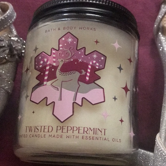 New Bath & Body Works Twisted Peppermint Candle - Picture 5 of 6